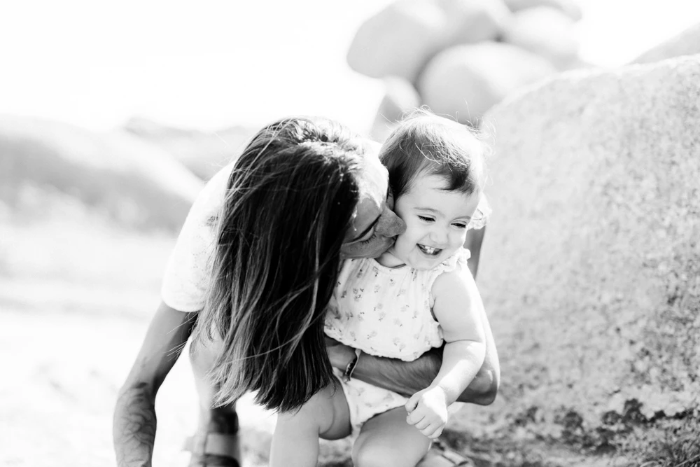 bonheur enfant amour sable gris